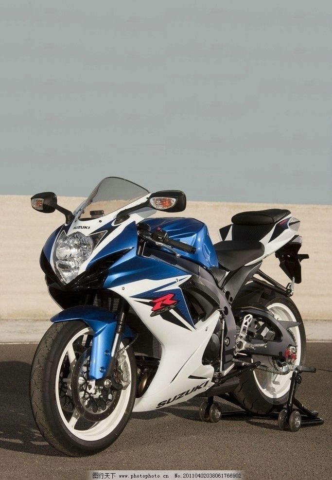铃木 2011 GSX R600 摩托车 双气缸 电子点火 一键启动 无节变速 防盗鸣叫装置 大油箱 超级避震 性能稳定 驾驶舒适 款式新颖 日本产品 世界名牌摩托车 現代交通工具 交通工具 现代科技 摄影 96DPI JPG