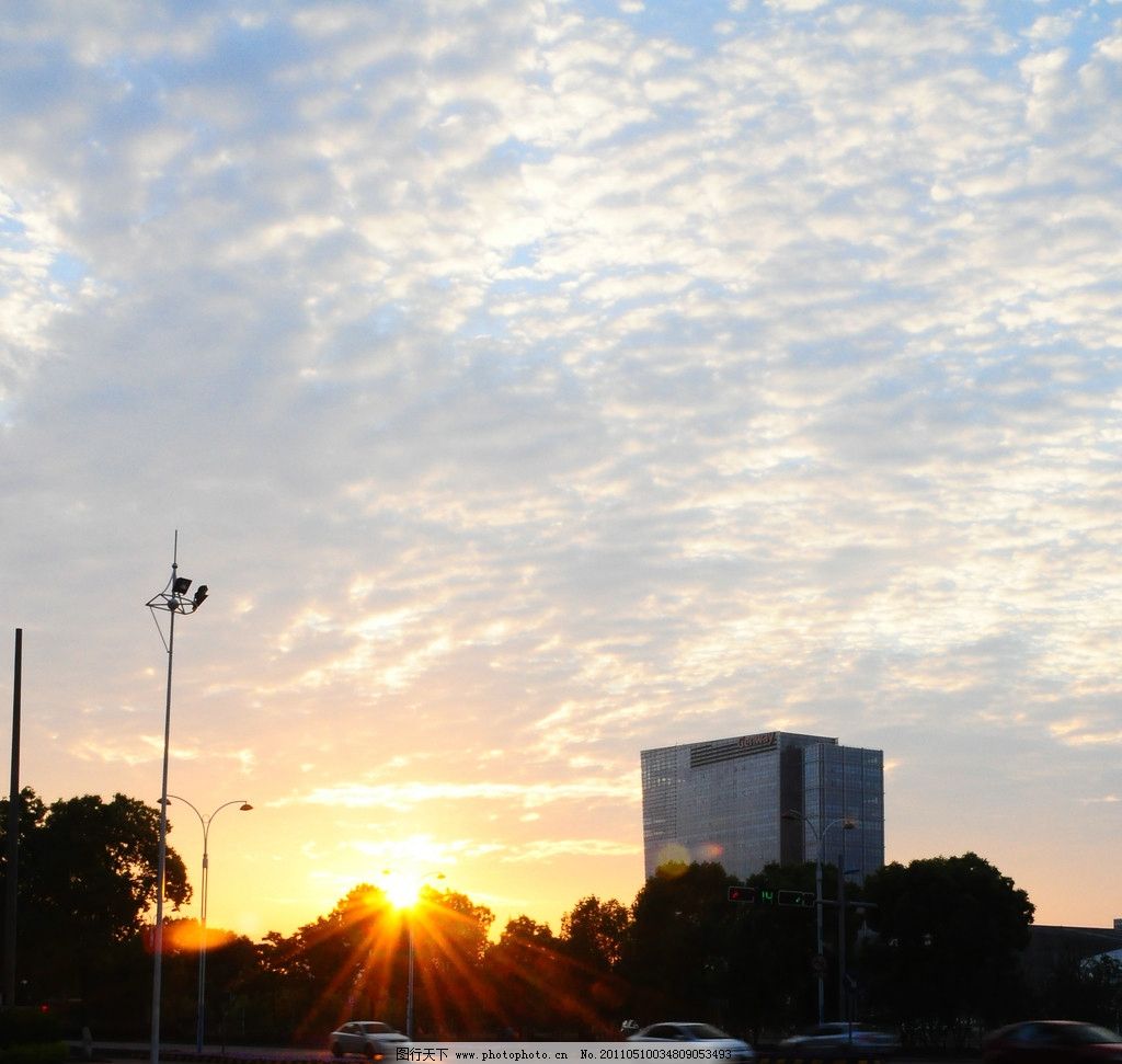 夕阳 房子 耀眼图片,路 行车 夜归人 自然风景 自