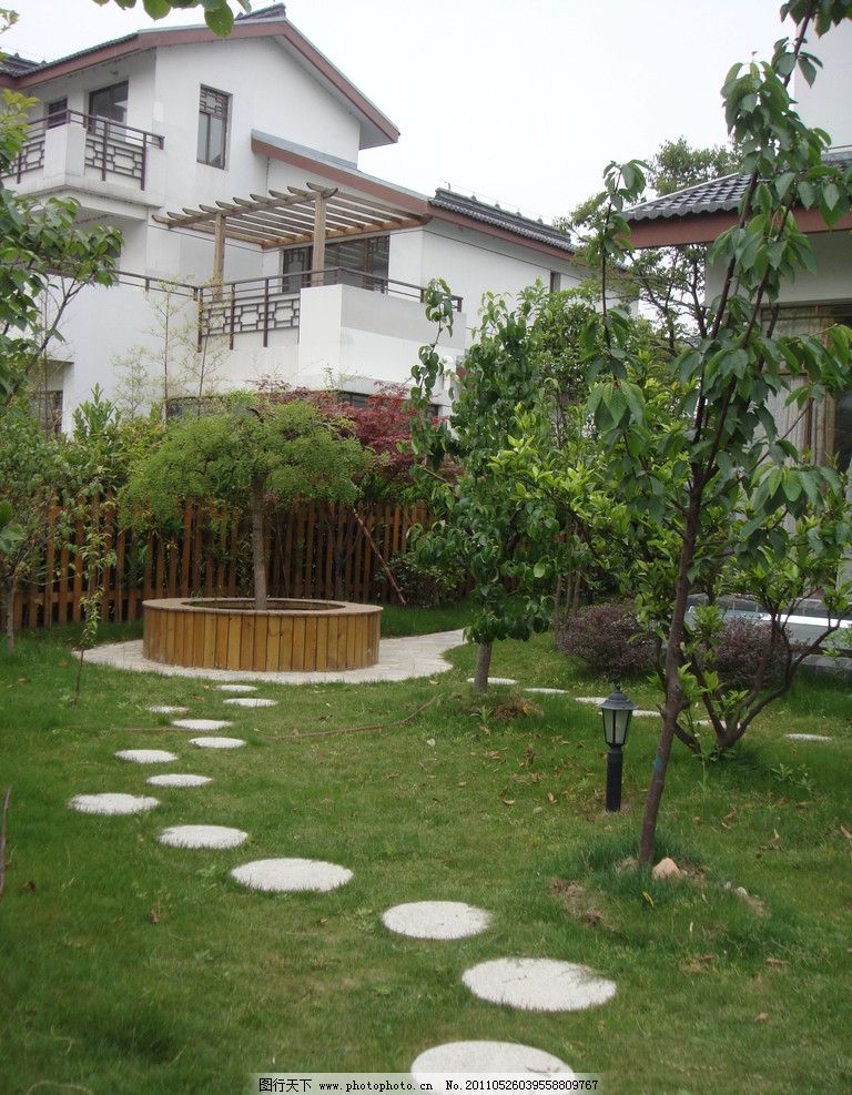 庭院汀步 别墅房子 小树 景观树 木质花坛 圆石路 地灯 园林建筑 建筑