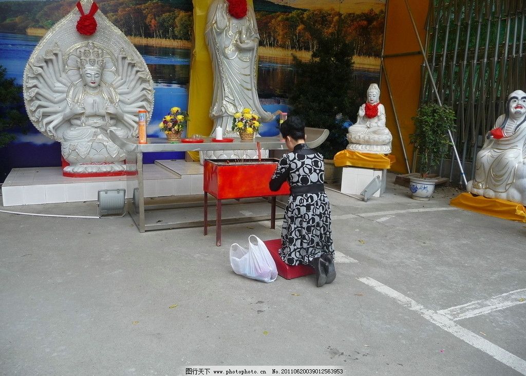 祈祷 女人 跪拜 佛像 宗教信仰 文化艺术 摄影 180dpi jpg