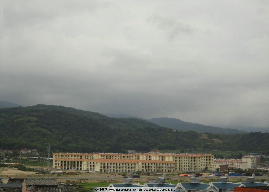 城镇 楼房 旅游摄影 城镇风景 乌云 大山 建筑摄影 建筑园林