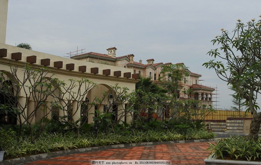 欧式别墅小区 欧式别墅 别墅 欧式建筑 欧式建筑外立面 房地产建筑 建筑外立面 石墙 墙面 欧式小区 绿色小区 景观小区 豪华别墅 高档别墅小区 房产建筑摄影 建筑摄影 建筑园林 摄影 300DPI JPG