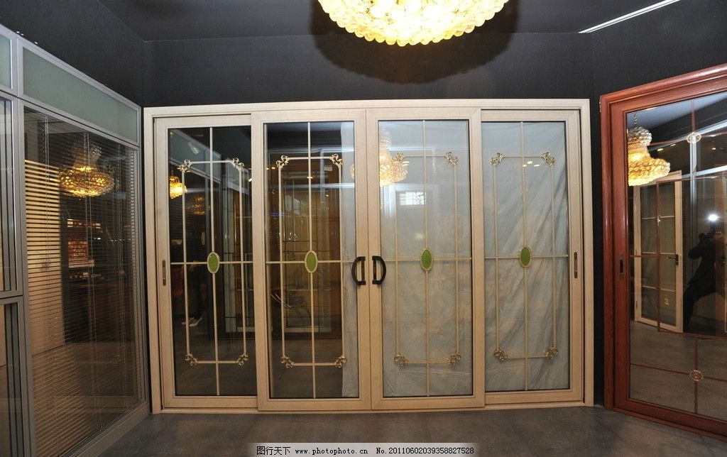 简欧餐厅榉木柜子玻璃门图片相关的装修设计效果图片